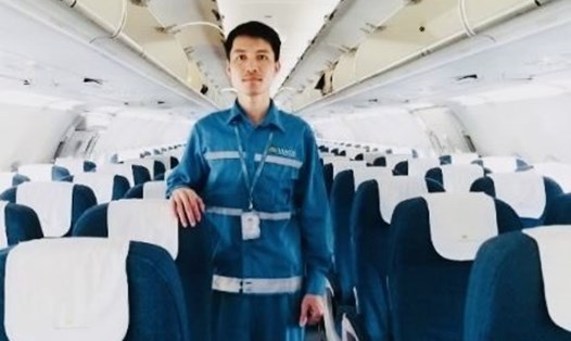 Anh Nguyễn Mạnh Đông - người trả lại hành khách 2,4 tỉ đồng để quên trên tàu bay. Ảnh: VIAGS
