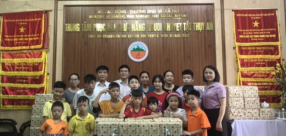 Liên đoàn Lao động huyện Ba Vì trao quà cho trẻ em yếu thế. Ảnh minh họa. Ảnh: Thanh Hà