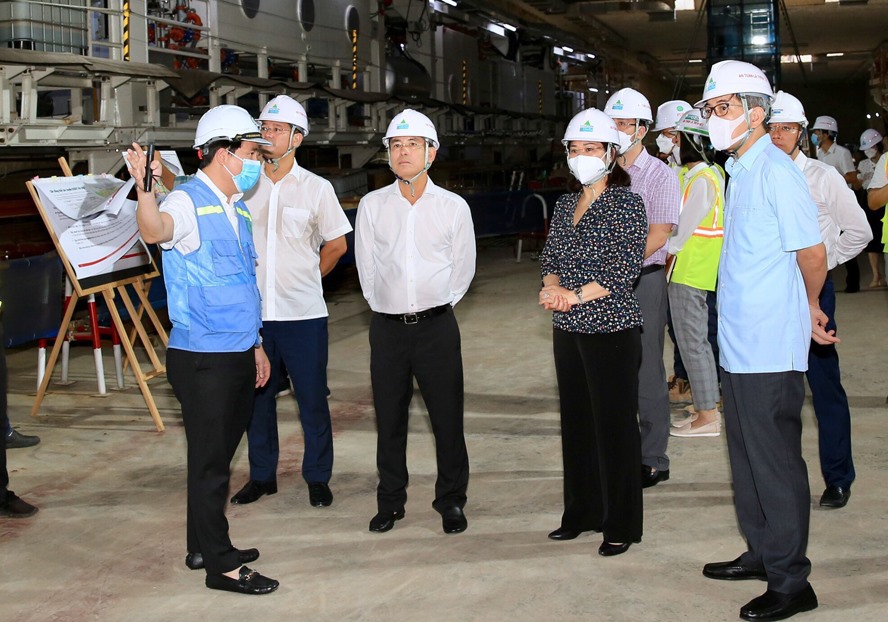 Phó Bí thư Thường trực Thành ủy Nguyễn Thị Tuyến cùng các lãnh đạo thành phố kiểm tra thực địa ga ngầm S9 - dự án tuyến đường sắt đô thị thí điểm thành phố (đoạn Nhổn - ga Hà Nội). Ảnh: QT