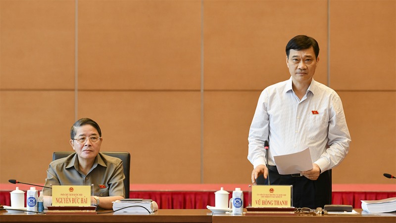 Chủ nhiệm Ủy ban Kinh tế Vũ Hồng Thanh chủ trì Phiên họp. Ảnh: Hồ Long