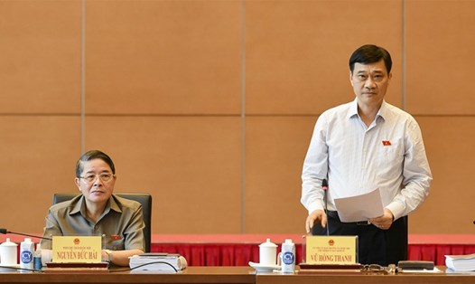 Chủ nhiệm Ủy ban Kinh tế Vũ Hồng Thanh chủ trì Phiên họp. Ảnh: Hồ Long