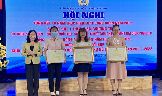 Liên đoàn Lao động quận Gò Vấp trao giấy khen cho các tập thể và các nhân đạt nhiều thành tích tiêu biểu trong các hoạt động.