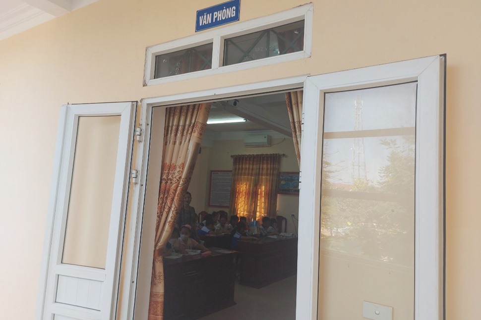 Do thi công dãy phòng học mới nên thiếu phòng, Trường Tiểu học Hà Huy Tập phải trưng dụng một số phòng chức năng, trong đó có Văn phòng trường làm lớp học. Ảnh: Trần Tuấn