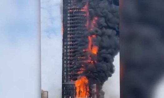 Cháy tòa nhà chọc trời ở Trung Quốc trong ngày 16.9. Ảnh chụp màn hình
