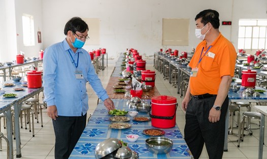 Chủ tịch LĐLĐ huyện Diễn Châu (Nghệ An) Phạm Đức Cường kiểm tra công tác chuẩn bị bữa ăn ca tại một doanh nghiệp trên địa bàn. Ảnh: QĐ