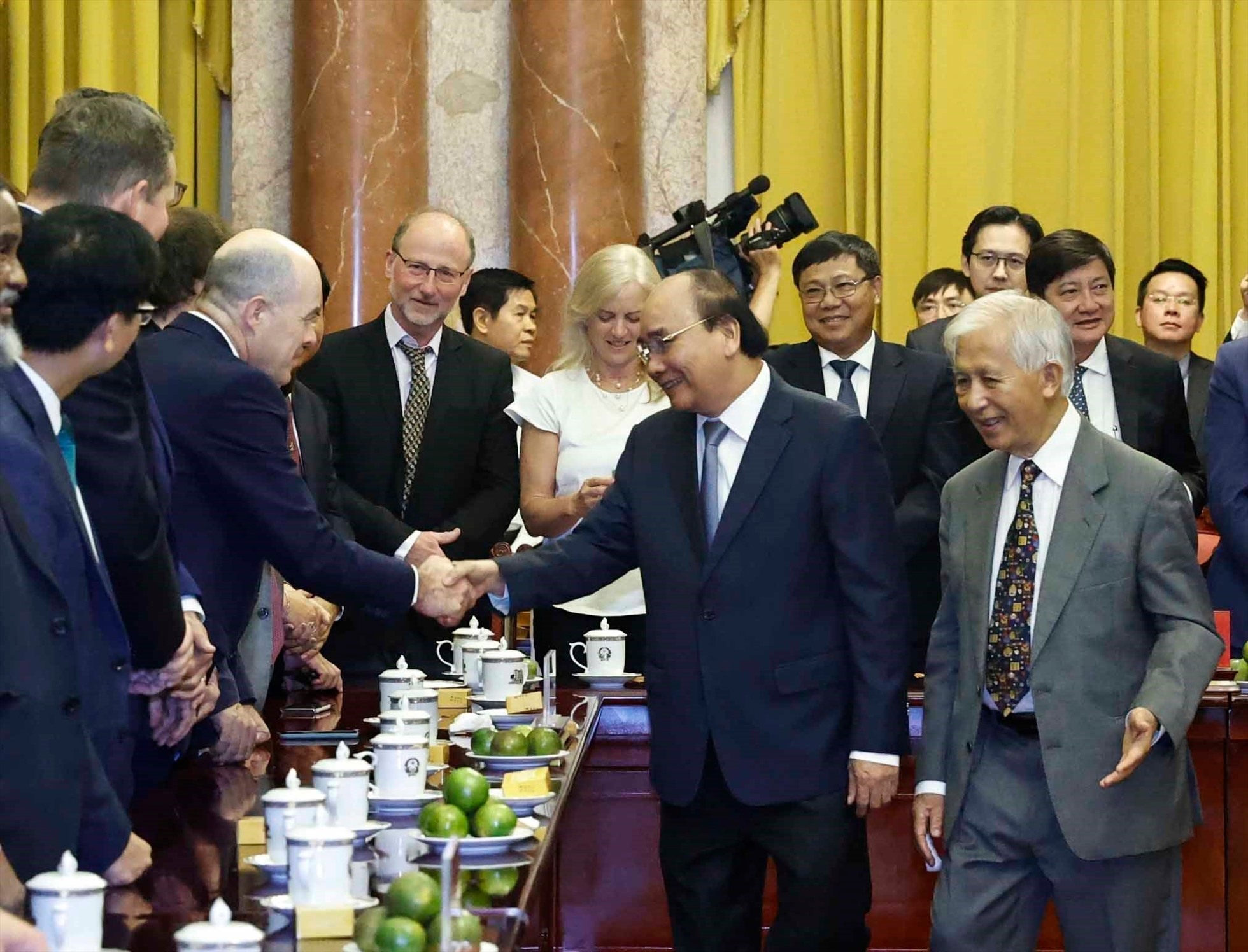 Chủ tịch nước Nguyễn Xuân Phúc tiếp một số nhà khoa học đoạt giải Nobel dự Hội nghị khoa học quốc tế tại tỉnh Bình Định. Ảnh: TTXVN