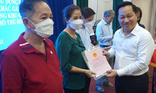 Ông Hoàng Tùng - Chủ tịch UBND Thành phố Thủ Đức trao sổ hồng cho người dân khu 4,3 ha.  Ảnh: Minh Quân