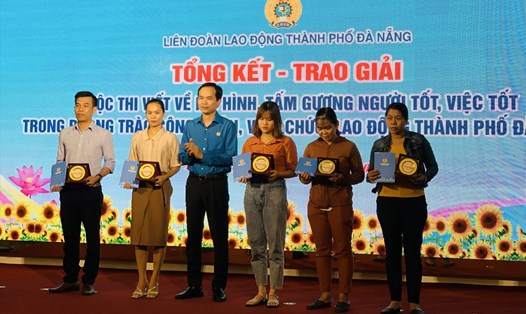 Ông Nguyễn Duy Minh - Chù tịch LĐLĐ thành phố Đà Nẵng - trao tặng thưởng cho các nhân vật đặc biệt trong cuộc thi. Ảnh: Tường Minh