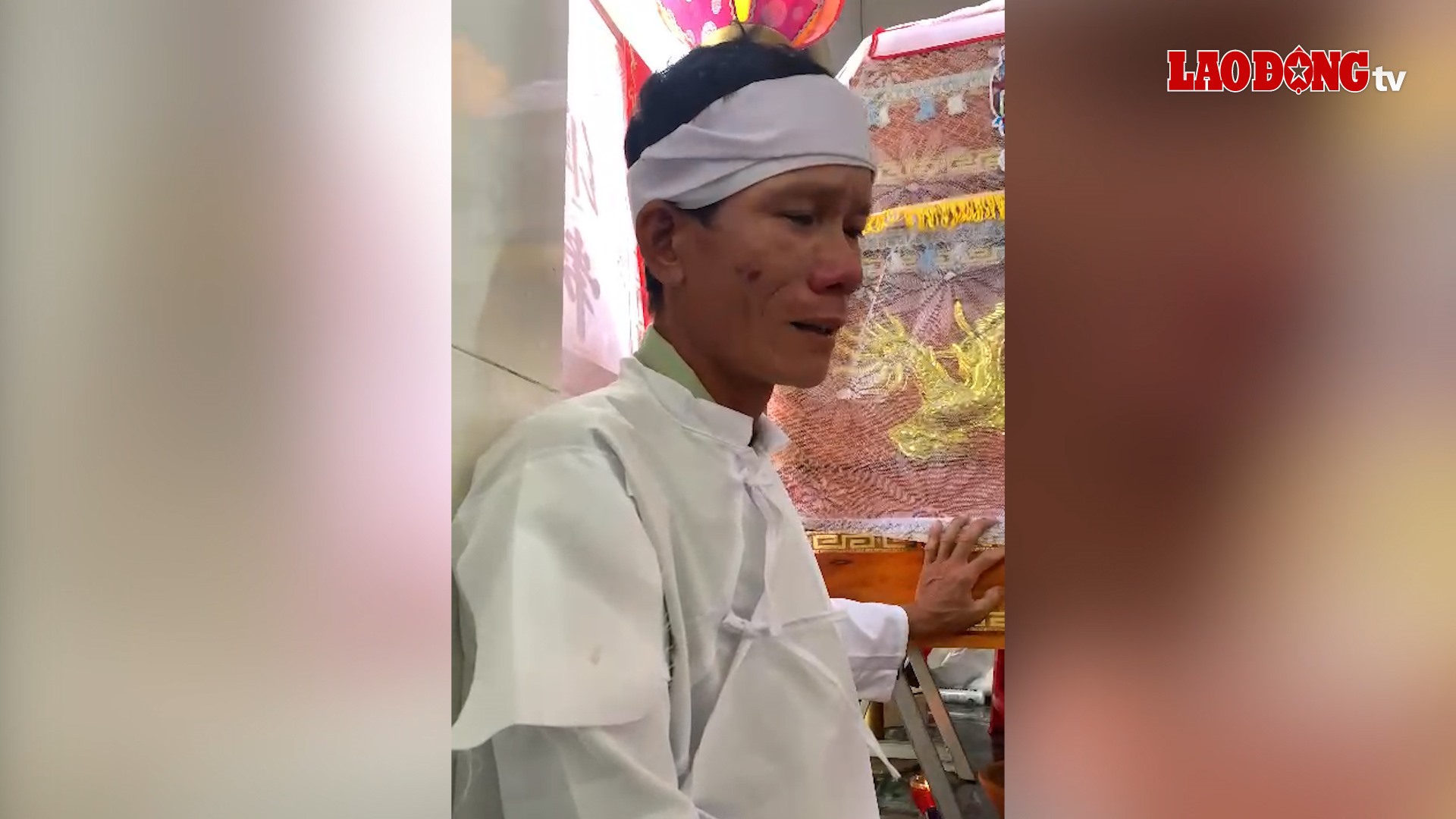 Vụ sập tường KCN Nhơn Hòa: Khung cảnh tang thương vây kín căn nhà nhỏ.