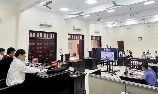 Quang cảnh phiên tòa xét xử trực tuyến (Điểm cầu trung tâm tại hội trường xét xử Toà án nhân dân thành phố Uông Bí). Ảnh: CTV