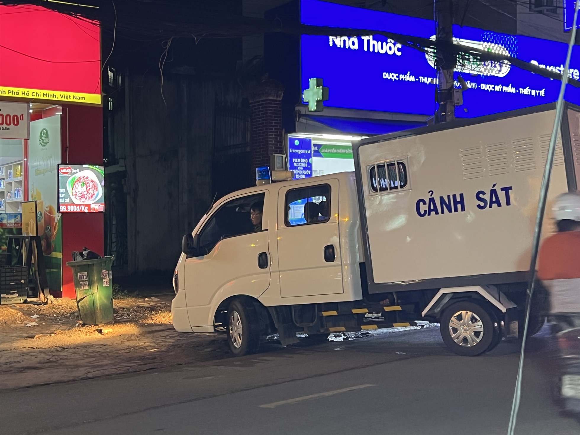 Xe của lực lượng chức năng có mặt tại nơi ở của ông Lê Anh Xuân để làm nhiệm vụ. Ảnh: Đ.T