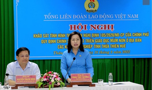 Bà Thái Thu Xương - Phó Chủ tịch Tổng LĐLĐ Việt Nam, ông Nguyễn Thanh Bình - Phó Chủ tịch thường trực UBND tỉnh Thừa Thiên Huế đồng chủ trì hội nghị.