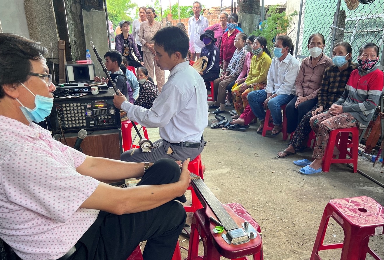 Ngôi nhà vợ chồng chị Hoan - anh Tài quá chật chội, cũ nát. Những người dự tang lễ phải ngồi tràn ra đường.