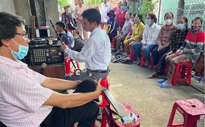 Ngôi nhà vợ chồng chị Hoan - anh Tài quá chật chội, cũ nát. Những người dự tang lễ phải ngồi tràn ra đường.