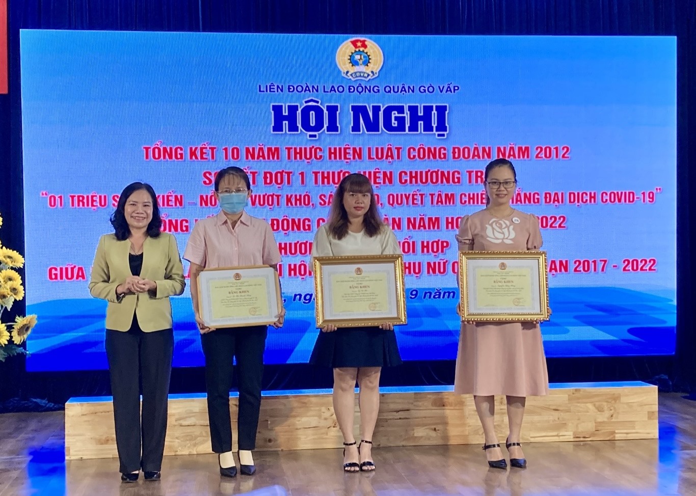 Liên đoàn Lao động quận Gò Vấp trao giấy khen cho các tập thể và các nhân đạt nhiều thành tích tiêu biểu trong các hoạt động.