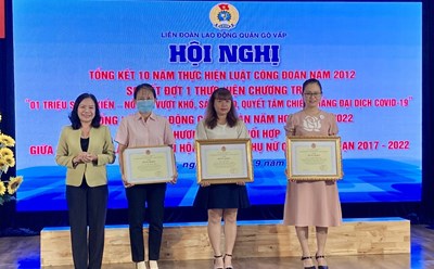 Liên đoàn Lao động quận Gò Vấp trao giấy khen cho các tập thể và các nhân đạt nhiều thành tích tiêu biểu trong các hoạt động.