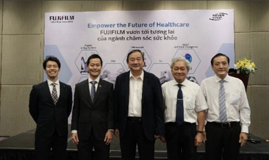 Các bác sĩ trong Ban chấp hành Hội chẩn đoán hình ảnh TPHCM với lãnh đạo Công ty Fujifilm Việt Nam tại lễ ra mắt sản phẩm.
