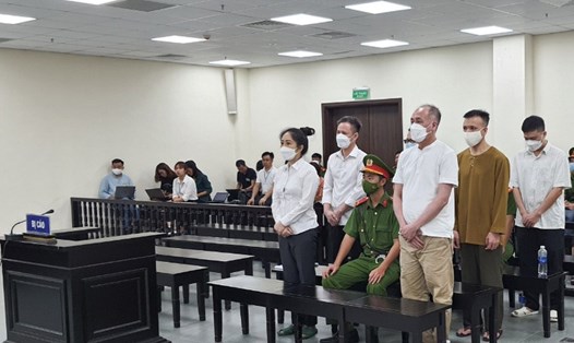 Bị cáo Bùi Trung Kiên (hàng đầu, bên phải) bị cáo buộc lừa đảo chạy án, cùng 5 người trong vụ án, tại phiên toà. Ảnh: V.D