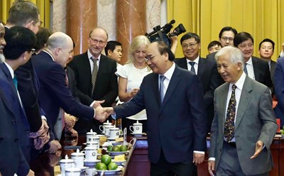 Chủ tịch nước Nguyễn Xuân Phúc tiếp một số nhà khoa học đoạt giải Nobel dự Hội nghị khoa học quốc tế tại tỉnh Bình Định. Ảnh: TTXVN