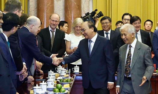 Chủ tịch nước Nguyễn Xuân Phúc tiếp một số nhà khoa học đoạt giải Nobel dự Hội nghị khoa học quốc tế tại tỉnh Bình Định. Ảnh: TTXVN