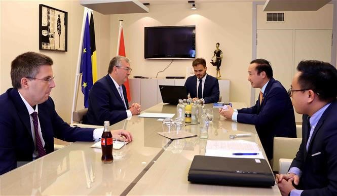 Đại sứ Việt Nam tại Bỉ Nguyễn Văn Thảo trao đổi với Bộ trưởng - Thủ hiến Cộng đồng người Bỉ nói tiếng Pháp (Wallonie-Bruxelles) Pierre-Yves Jeholet. Ảnh: Song Minh