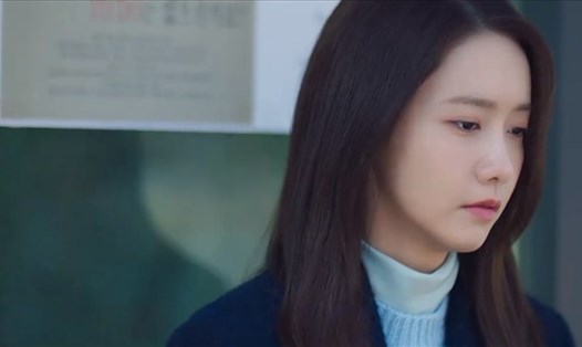 Cảnh Mi Ho (YoonA) đau lòng và trống rỗng khi biết bản thân mắc ung thư giai đoạn cuối. Ảnh: CMH.