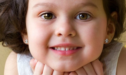 Trẻ bấm lỗ tai sớm có nguy cơ bị nhiễm trùng bất cứ khi nào vì hệ thống miễn dịch của trẻ vẫn yếu và đang trong quá trình phát triển. Ảnh: ST
