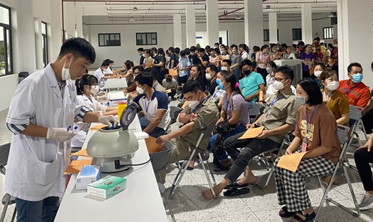 Ngay từ sáng sớm, đông đảo CNLĐ tại các khu, cụm công nghiệp trên địa bàn tỉnh Ninh Bình đã tới đăng ký tham gia hiến máu. Ảnh: NT