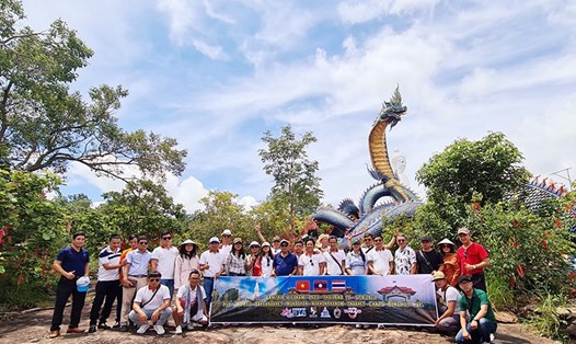 Đoàn famtrip tham quan tại chùa Manorom, TP. Mukdahan (Thái Lan). Ảnh: CTV