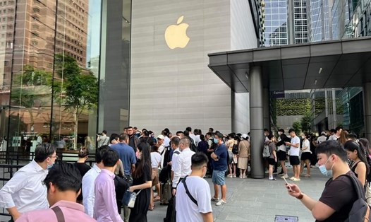 Khách hàng chờ nhận hàng và mua hàng iPhone 14 trước Apple Store tại Singapore. Ảnh: Lam Thanh (Cộng đồng iPhone 14 TPHCM).