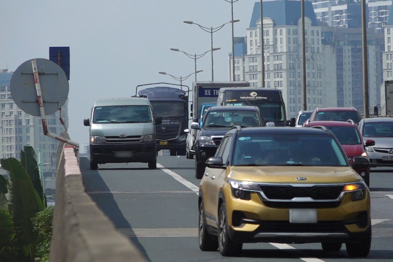 Hàng ngày có rất nhiều xe vi phạm đi vào làn đường khẩn cấp trên tuyến vành đai 3 trên cao.