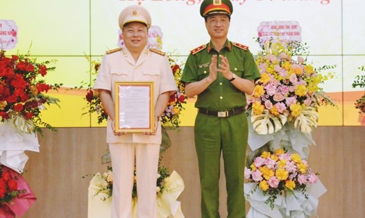Trung tướng Nguyễn Duy Ngọc trao quyết định bổ nhiệm với Thượng tá Vũ Trung Hiếu. Ảnh: Cổng TTĐT tỉnh Quảng Ninh