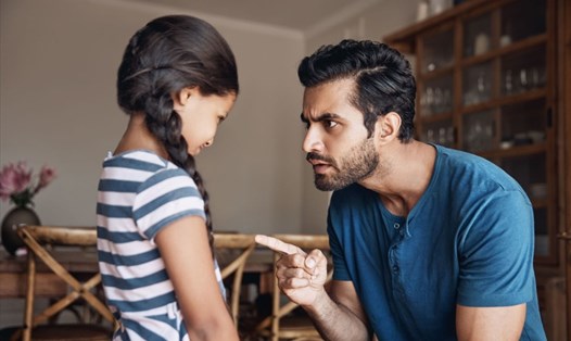 Cha mẹ nên tránh mắng con bằng những lời nói tiêu cực dễ gây ảnh hưởng đến tâm lý của trẻ. Ảnh: Xinhua