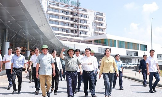Thủ tướng Chính phủ Phạm Minh Chính và đoàn công tác tới khảo sát hiện trường, kiểm tra, đôn đốc công tác xây dựng 3 bệnh viện lớn trên địa bàn tỉnh Hà Nam - Ảnh: VGP/Nhật Bắc