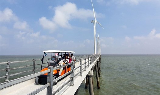 Điện gió, một sản phẩm du lịch mới tại tỉnh Bạc Liêu. Ảnh: Nhật Hồ