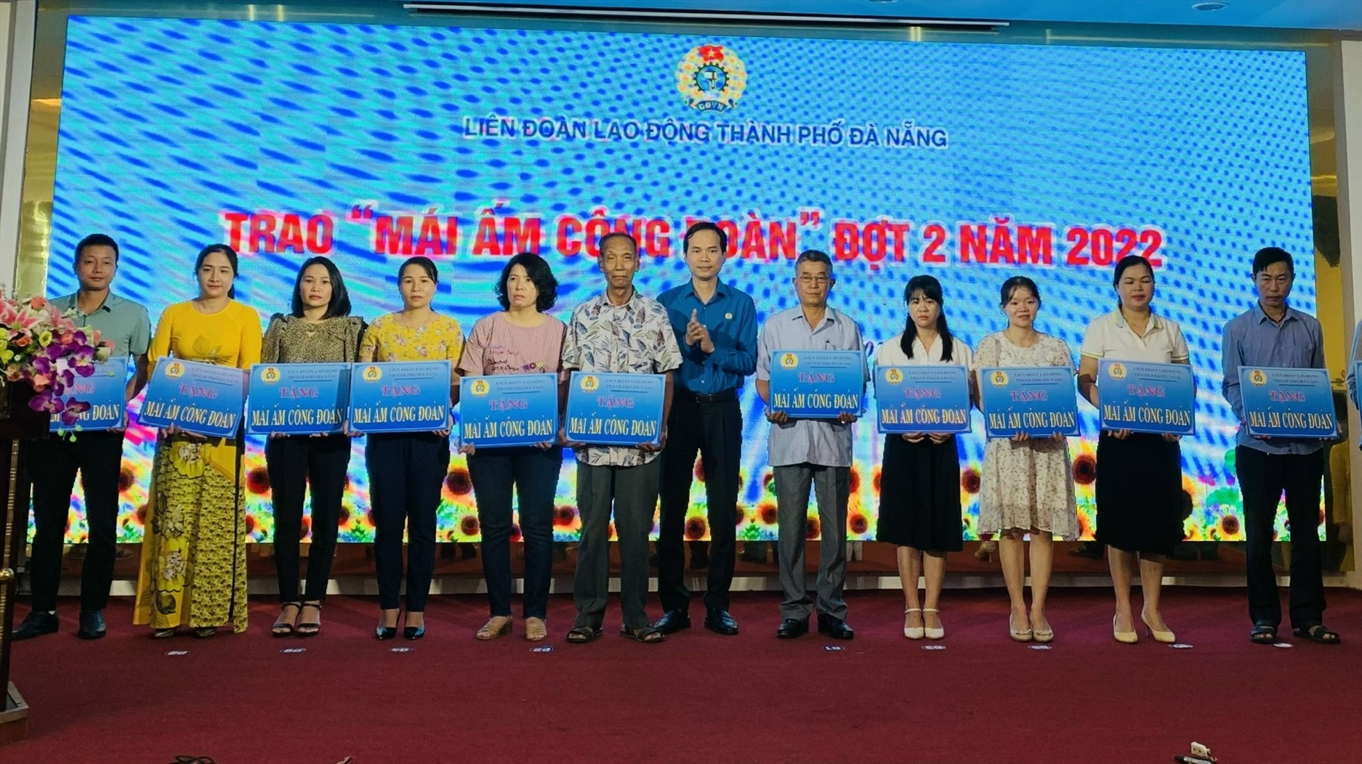 LĐLĐ thành phố Đà Nẵng trao hỗ trợ nhà "Mái ấm Công đoàn" đợt 2 năm 2022 cho đoàn viên, người lao động. Ảnh: Tường Minh.