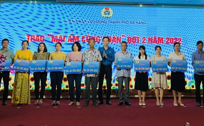 LĐLĐ thành phố Đà Nẵng trao hỗ trợ nhà "Mái ấm Công đoàn" đợt 2 năm 2022 cho đoàn viên, người lao động. Ảnh: Tường Minh.