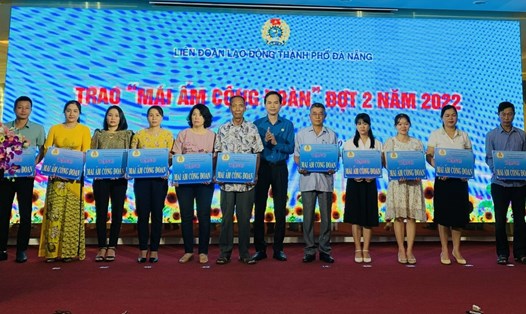 LĐLĐ thành phố Đà Nẵng trao hỗ trợ nhà "Mái ấm Công đoàn" đợt 2 năm 2022 cho đoàn viên, người lao động. Ảnh: Tường Minh.