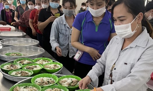 Bữa ăn ca của công nhân Công ty TNHH dệt may Eclat Việt Nam. Ảnh: Hà Anh Chiến