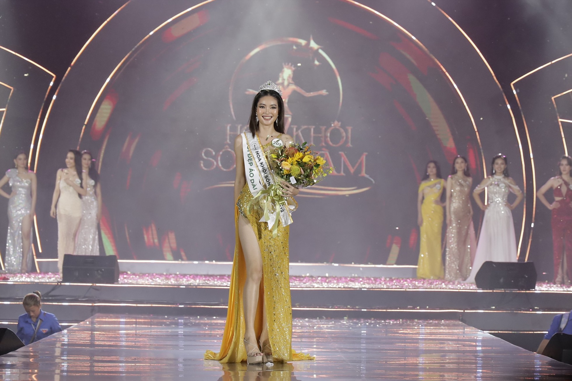 Huỳnh Đào Diễm Trinh đăng quang Hoa khôi sông Vàm 2022. Ảnh: CMH.