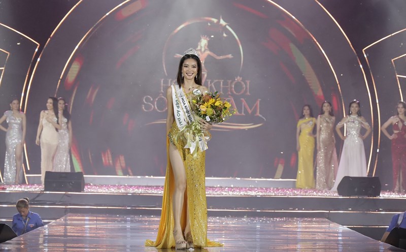 Huỳnh Đào Diễm Trinh đăng quang Hoa khôi sông Vàm 2022. Ảnh: CMH.