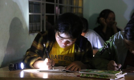 Người dân ở vùng sâu xã Đắk R'măng, huyện Đắk Glong tại lớp học xóa mù chữ. Ảnh: P.T
