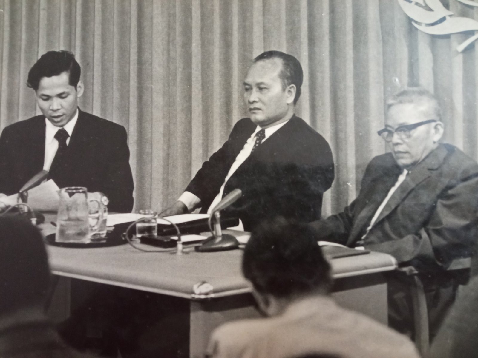 Đại sứ Phạm Ngạc (ngoài cùng bên trái) - nguyên Vụ trưởng Vụ các tổ chức Quốc tế, Bộ Ngoại giao, Đại sứ tại Thụy Điển, Phần Lan, Đan Mạch, Na Uy và Iceland - khi còn đảm nhiệm vai trò thư ký báo chí trong cuộc họp báo tại Liên Hợp Quốc ngày 5.8.1975. Ảnh: NVCC