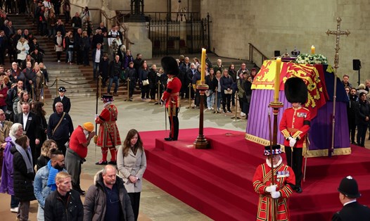 Người dân đến viếng Nữ hoàng Anh Elizabeth II tại Tu viện Westminster ở London, ngày 18.9.2022. Ảnh: AFP