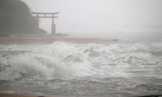 Khi bão Nanmadol áp sát, sóng lớn ghi nhận ở thành phố Miyazaki trong ngày 18.9. Ảnh chụp màn hình