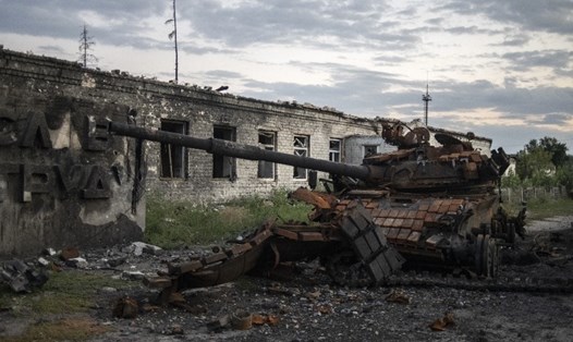 Xe tăng bị phá hủy ở Lugansk, Ukraina. Ảnh: Sputnik