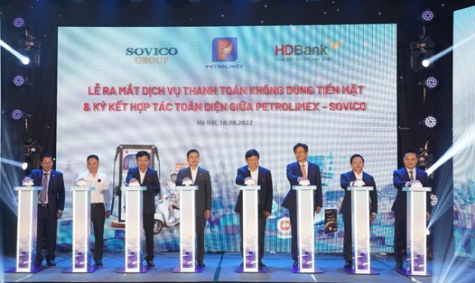 Đại diện lãnh đạo Bộ, Ban ngành và lãnh đạo Petrolimex, Sovico và HDBank thực hiện nghi thức ra mắt dịch vụ thanh toán không dùng tiền mặt. Ảnh: HDBank