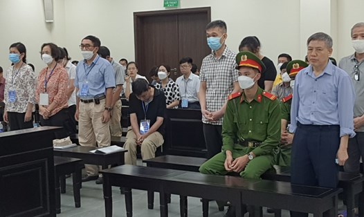 Các bị cáo, trong đó ông Phạm Văn Thắng (áo đen, ngồi) tại phiên toà xét xử vụ thất thoát hơn 113 tỉ đồng. Ảnh: V.D