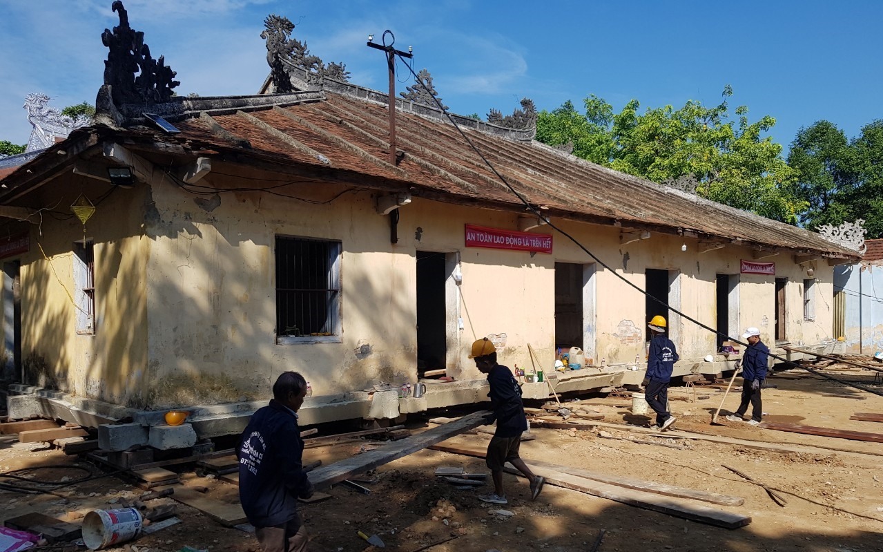 Chánh điện chùa Diệu Đế sẽ được “thần đèn” Nguyễn Văn Cư di dời lui phía sau 18m. Ảnh: Nhật Minh