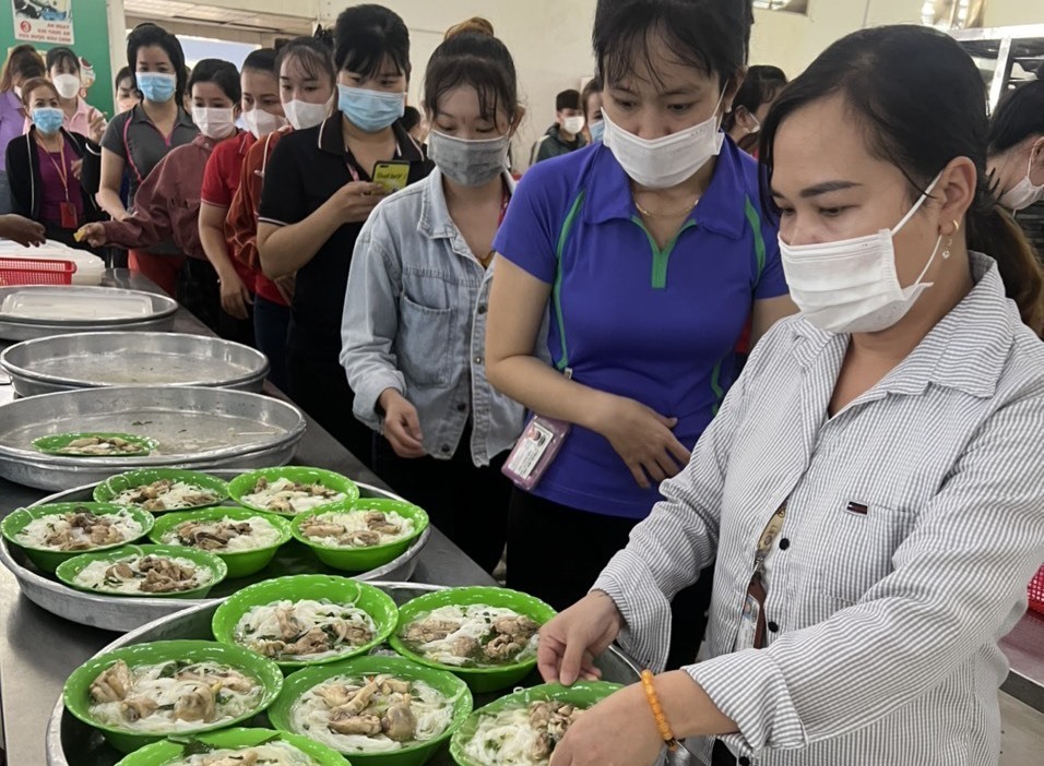 Bữa ăn ca của công nhân Công ty TNHH dệt may Eclat Việt Nam. Ảnh: Hà Anh Chiến